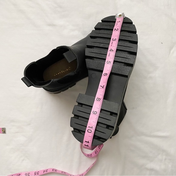 NWOT Lug Sole Chelsea Slip on Boots - Picture 9 of 13